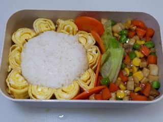 19、卡通狮子蛋烧便当「12」,可以在取几片绿色叶菜装饰。