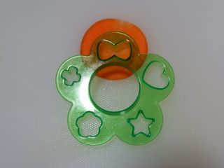 20、卡通狮子蛋烧便当「12」,切一片胡萝卜，用压花模具，压出蝴蝶结