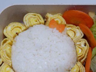 21、卡通狮子蛋烧便当「12」,放在头部。