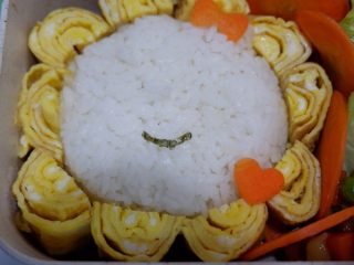 23、卡通狮子蛋烧便当「12」,先将嘴巴，蘸少许沙拉酱贴上去。