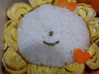 24、卡通狮子蛋烧便当「12」,在贴好鼻子