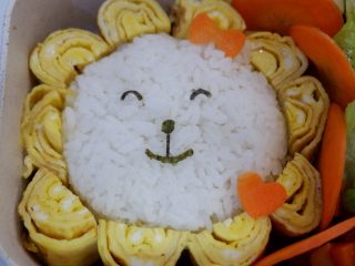 26、卡通狮子蛋烧便当「12」,贴好眼睛。