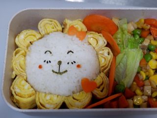 28、卡通狮子蛋烧便当「12」,番茄酱点除腮红。