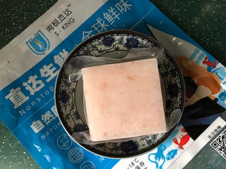 2、磷虾韭菜锅贴,纯磷虾肉放至室温自然解冻