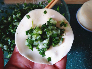 7、磷虾韭菜锅贴,取一份饺皮放处适量磷虾韭菜馅