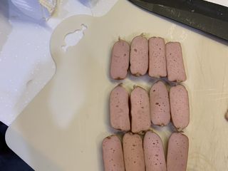 1、厚蛋烧芝士脆皮肠三明治,脆皮肠对半切好