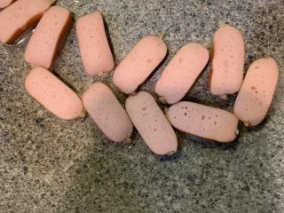 2、厚蛋烧芝士脆皮肠三明治,冷锅热油，煎至双面金黄，待用