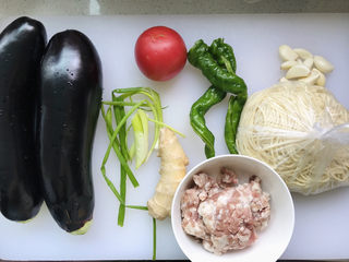 1、茄子焖面,所有用到的食材都在这里了；