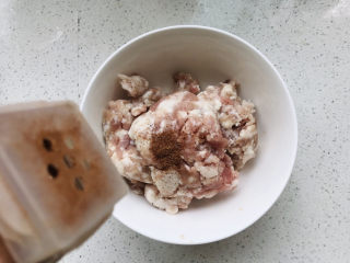 2、茄子焖面,首先腌制猪肉糜，撒少许八角粉；