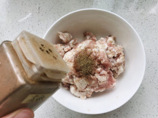 3、茄子焖面,少许花椒粉；