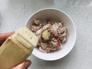 4、茄子焖面,再撒一点姜粉；