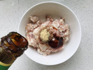 5、茄子焖面,倒入一点蚝油；