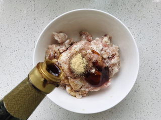 6、茄子焖面,一白瓷勺的生抽；