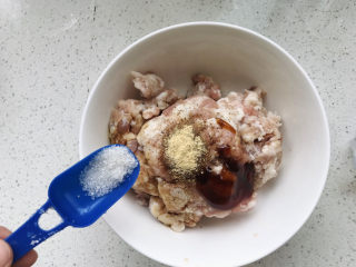 7、茄子焖面,加少许白糖；