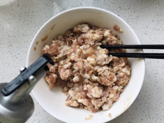 9、茄子焖面,搅匀后倒少许食用油，锁住水份；