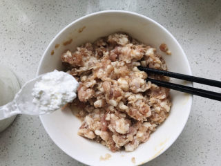 10、茄子焖面,最后加一小勺玉米淀粉拌匀备用；