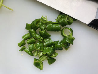 11、茄子焖面,处理其他食材，青椒切段；