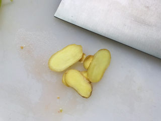 13、茄子焖面,姜切片；