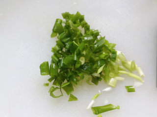 14、茄子焖面,小葱切成葱花；