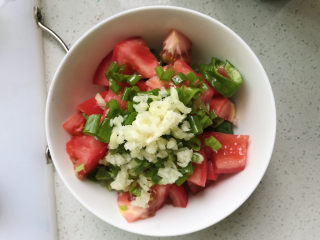 16、茄子焖面,把以上食材一次码在碗里；