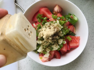 18、茄子焖面,再撒少许姜粉；