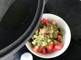 22、茄子焖面,油烧热后，油泼调料粉和葱蒜，泼出香味儿；