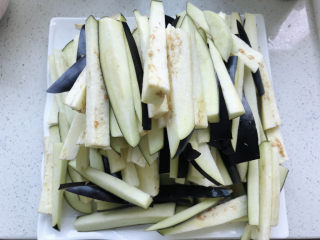 25、茄子焖面,茄子切成条；