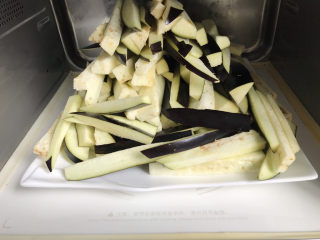 26、茄子焖面,把茄条放入微波炉，高火加热10分钟；