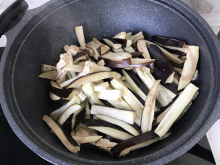 27、茄子焖面,起锅烧油，放入微过的茄子；