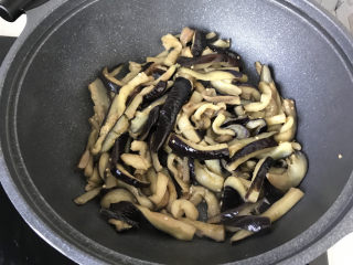 28、茄子焖面,翻炒至茄子变软变色，盛出备用；