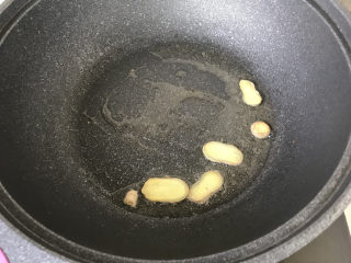 29、茄子焖面,锅内再倒入一点底油，放入姜片煎出香味儿；