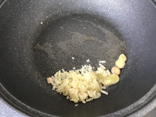 30、茄子焖面,再放入蒜末煸炒；