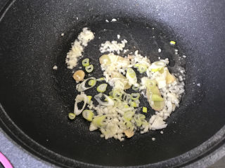 31、茄子焖面,煸出蒜香味儿后，放入葱花翻炒；