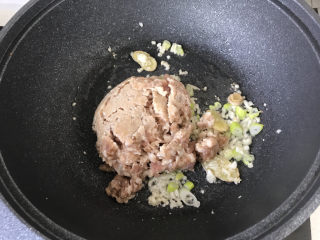 32、茄子焖面,放入腌制好的猪肉糜；