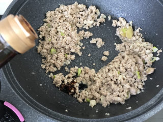 33、茄子焖面,炒至猪肉糜变成白色，倒入适量生抽和老抽；