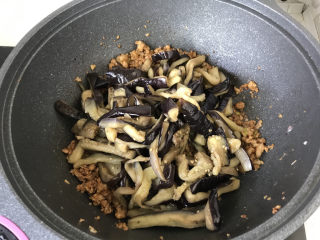 34、茄子焖面,加入炒过的茄子；