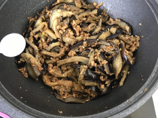 35、茄子焖面,加适量的盐调味；