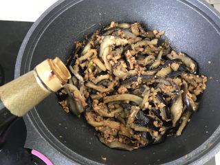 36、茄子焖面,加适量的生抽；