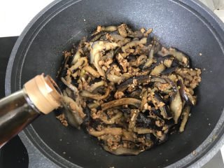 37、茄子焖面,加老抽上色；