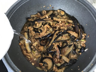 38、茄子焖面,加清水没过茄子；