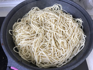 40、茄子焖面,把面条均匀码放在茄子上；