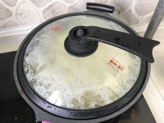 41、茄子焖面,盖上锅盖，中小火焖制；