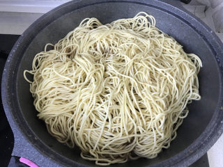 42、茄子焖面,蒸煮到几乎没有汤汁，面条半熟；