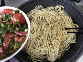 43、茄子焖面,均匀倒入刚才调好的青椒西红柿油水汤汁，用筷子挑散面条，以免粘连，倒完之后，盖上锅盖，继续蒸煮至汤汁收干，一定要注意火候，不要糊锅；