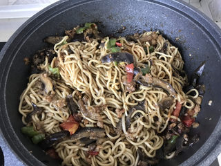 44、茄子焖面,汤汁收干，拌匀面条和肉糜茄子，焖面完成，边拌边流口水，巨香无比；