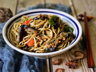 45、茄子焖面,看这色泽，再加上扑鼻的香气，吃一口就沦陷的美味，快做给家人和朋友尝尝吧！