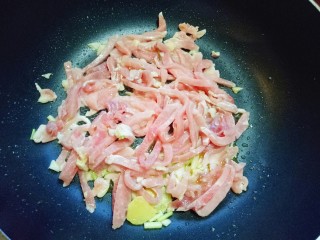 8、香菇肉丝炸酱面,再放入切好的肉丝煸炒。