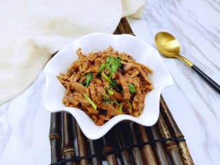 16、香菇肉丝炸酱面,炸酱面的香菇肉丝酱就做好了呦～