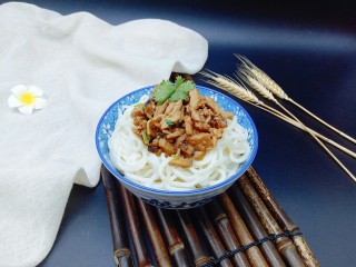 20、香菇肉丝炸酱面,将肉丝酱盛入面条的碗中，拌均匀可以开吃。