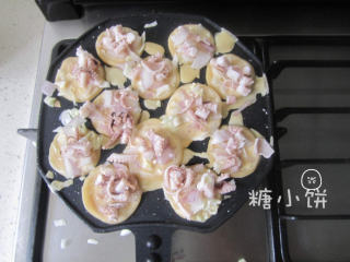 11、章鱼小丸子,撒上准备好的章鱼粒